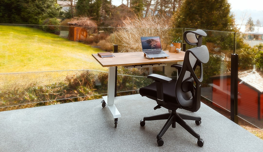 La FlexiSpot C7 Morpher : Quand l&rsquo;ergonomie se fait discrète